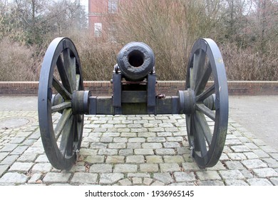An ancient war cannon is now a simple monument 