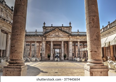 uralter Hof mit Säulen in Montecatini Terme, Toskana