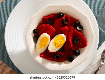 Ensalada andaluza de pimiento asado tradicionalmente servida con huevo hervido y aceitunas.