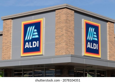 Anderson - Circa November 2021: Aldi Discount Supermarket. Aldi sells a range of grocery items, including produce, meat and dairy at discount prices.