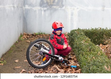 Angers, Maine Et Loire / France - January 20 2019: The Boy Fell Off His Bike And Roared.