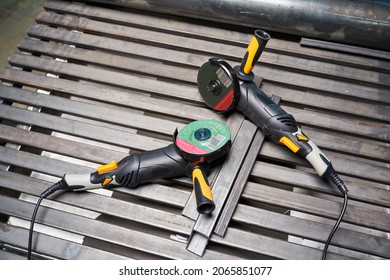 an angle grinder for cutting and grinding metal lies on the working surface