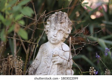 An angle statue in the tight grass