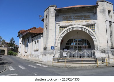 Angouleme, France - 05 08 2022 : Mario Roustan Primary School, Exterior View, City Of Angouleme, Department Of Charente, France