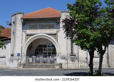 Angouleme, France - 05 08 2022 : Mario Roustan Primary School, Exterior View, City Of Angouleme, Department Of Charente, France