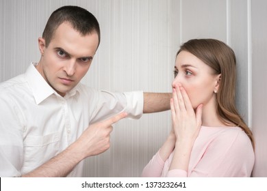Angry Husband Arguing His Wife Pointing Foto de stock 1373232