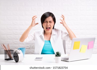 Angry Woman Screaming Office Stock Photo 1571823754 | Shutterstock