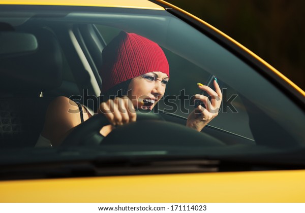 Angry woman\
shouting on the cell phone in a\
car