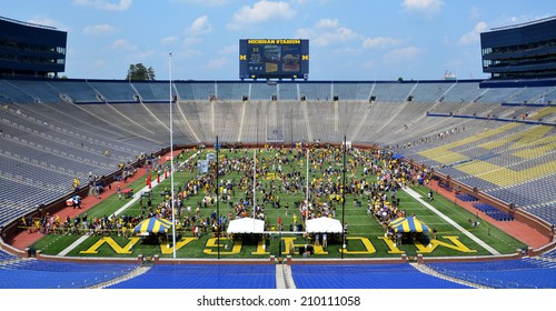 Michigan Stadium Images Stock Photos Vectors Shutterstock