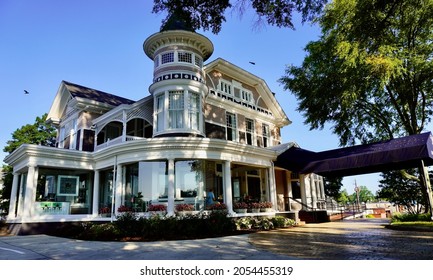 Anniston, Alabama -2021: Hotel Finial, An Upscale Boutique Hotel In A Historic Victorian Style Mansion. Best Western Premier Collection. Exterior With Porches, Awning, Entrance And Tower. 