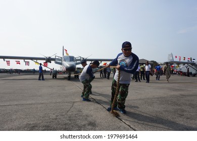 In The Anniversary Of The Indonesian National Army Day, A Competition Was Held To Pull An Airplane Using A Slap Rope (Sidoarjo, 28 April 2019)