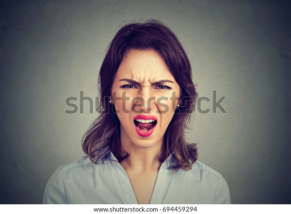 怒った女性が叫びながらネガティブな人間の感情 顔の表情 の写真素材 今すぐ編集