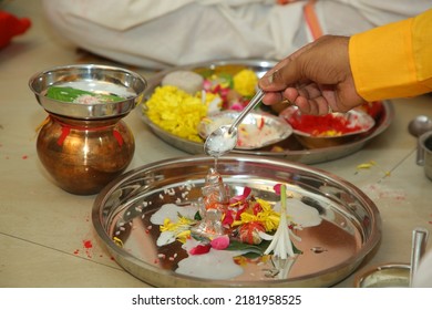 Anointing Water On Lord Ganesha