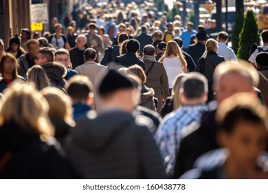 Анонимная толпа людей, идущих по оживленной улице Нью-Йорка