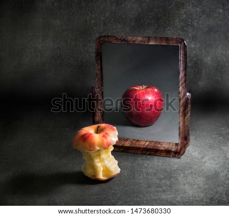 Anorexic apple contemplating its reflection in a mirror Imagine de stoc © 