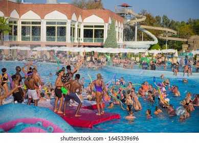 107 Pool foam party friends Images, Stock Photos & Vectors | Shutterstock