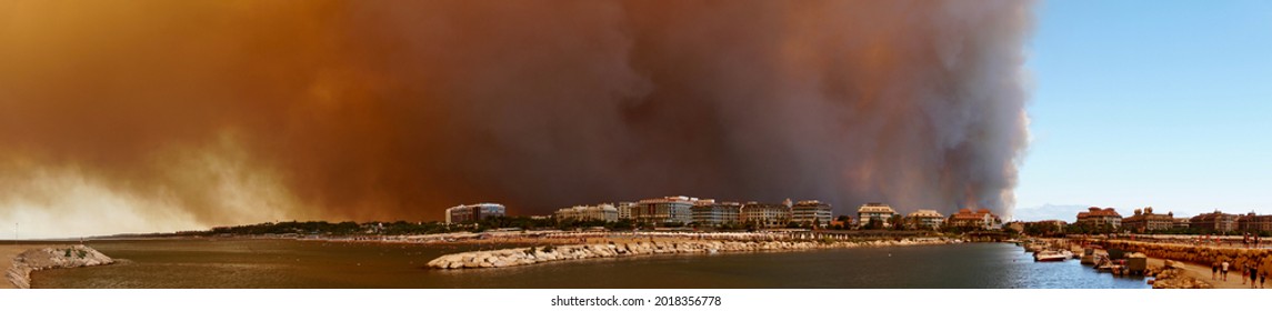 ANTALYA-MANAVGAT-SIDE, TURKEY - AUGUST 02, 2021: The Forest Fire That Started In Manavgat Threatens Settlements And Tourism Facilities.  Yellow Smoke Covered The Place Of The Blue Sky And Sea.