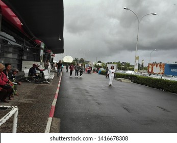 Antananarivo, Madagascar - June 03 2019 : View Of The Outdoor Pickup Of International Airport Of Antananarivo, Capital Of Madagascar, People Waiting, And Impatient Family 