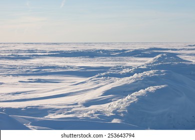 Antarktis-Eiswüstenlandschaft. Schneeberge Hügel auf gefrorener Ebene