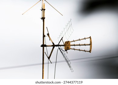 The antenna is rusty and easily broken but is suitable to be used as a drawing object.