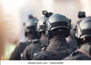 escuadrón antiterrorista con equipo militar con fuerza táctica especial contra el terrorismo tecnología de asalto