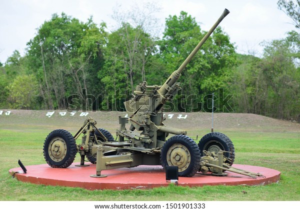 Anti-aircraft guns\
for fighting the national\
center