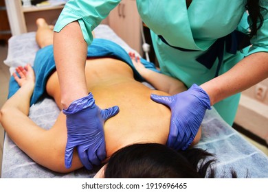 Antizellulite Handmassage. Körperpflege. Nicht chirurgische Körperplastik. Anti-Cellulite und Anti-Fett Therapie im Schönheitssalon.

