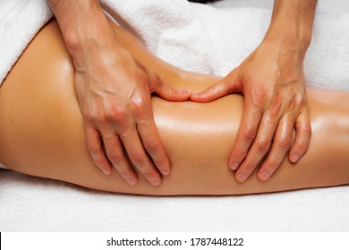 Massage gegen Cellulite für Oberschenkel und Gesäß. Masseurs Hände.