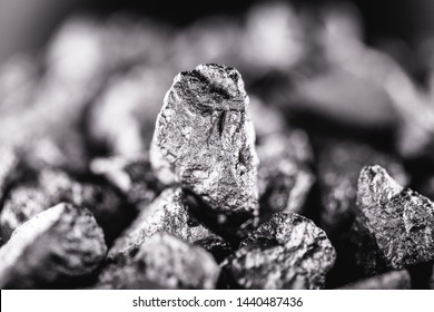 Antimony or antimony stone, also called tin, is a chemical element. At room temperature, antimony is in the solid state. Mineral extraction.