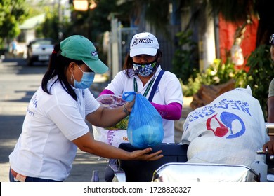 Antipolo City, Philippines - May 11, 2020: Local Government Workers And Members Of The National Police Distribute Relief Goods To Residents During The Lockdown Due To Covid 19 Virus Outbreak.