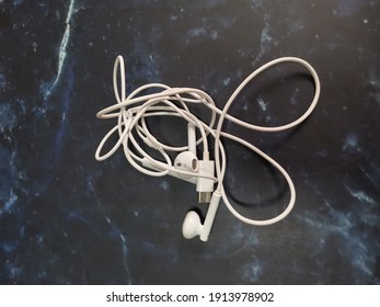 601 Messy earphones Images, Stock Photos & Vectors | Shutterstock