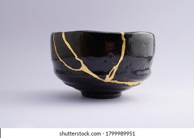 Antike schwarz-goldene Kintsugi-Schüssel. Gold Risse Restauration auf alte japanische Keramik restauriert mit der antiken Restaurierungstechnik.Die einzigartige Schönheit der Unvollkommenheiten. 