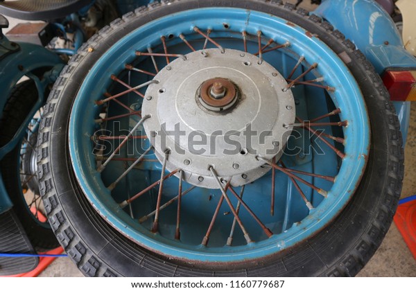 Antique car
wheels, classic cars and
antiques.