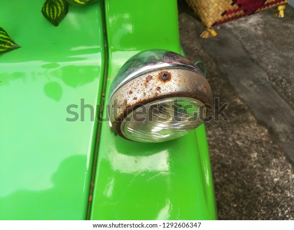 Antique green car\
lamp