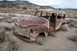Óxidos De Un Antiguo Camión Panel Cerca De Una Mina Abandonada En El Desierto De Nevada, Estados Unidos