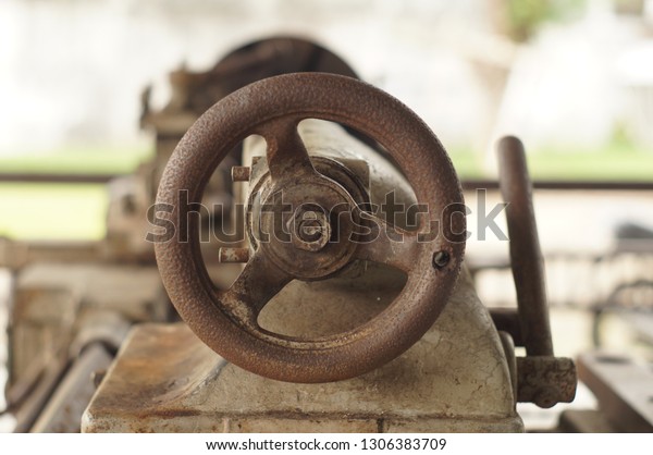 antique rusty\
wheel