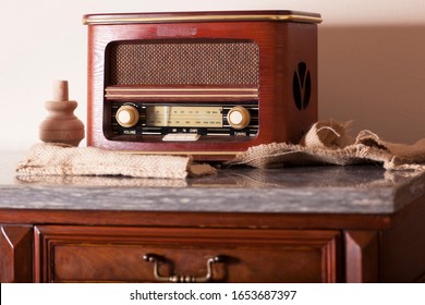 Antiquitäten, schöner alter Ankleider mit Türverzierungen und Radio