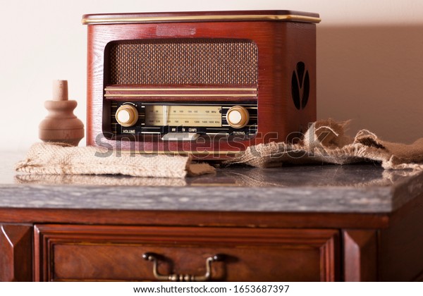 アンティークで美しい古いドレッサーで、ドアの装飾とラジオを備えている