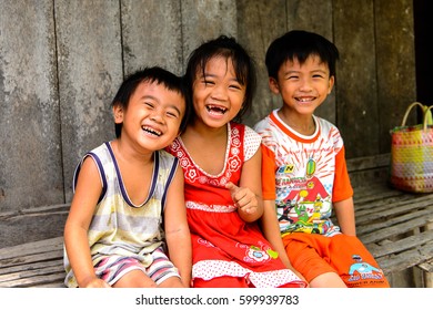 AP VAN HOA QUOI HOA TAY, VIETMAN - OCT 5, 2014: Unidentified Vietnamese Children, Brothers And Sister Near The House In Vietnam. 86% Of Vietnamese People Belong To The Viet Ethnic Group