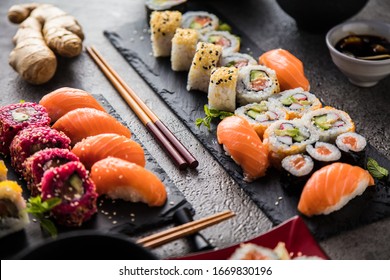 apanesisches Sushi-Essen. Maki Angel Brötchen mit Thunfisch, Lachs, Garnelen, Krabbe und Avocado. Draufsicht von Sushi. Rainbow Sushi Roll, Uramaki, Hosomaki und Nigiri