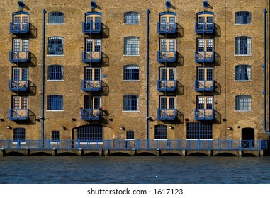 Apartements in an old industrial stockhouse. The location is London.
