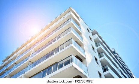 Appartementhaus und Wohnfassade Architektur und Außenanlagen. Blauer Himmel auf dem Hintergrund. Sonnenlicht bei Sonnenaufgang.