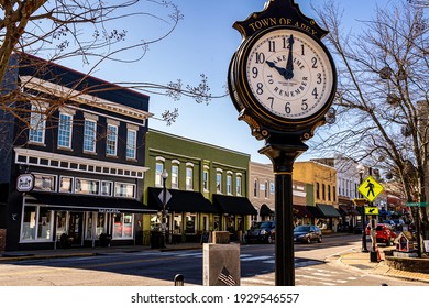 Apex, North Carolina USA-03 04 2021: A Large Clock On The Sidewalk In Historic Downtown Apex.