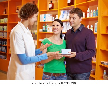 Apothekerin berÃ¤t ein glÃ¼ckliches Paar in der Apotheke - Powered by Shutterstock