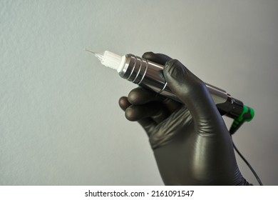 Apparatus For Permanent Makeup In Hands In Black Gloves. Tattoo, Microblading, Permanent Makeup