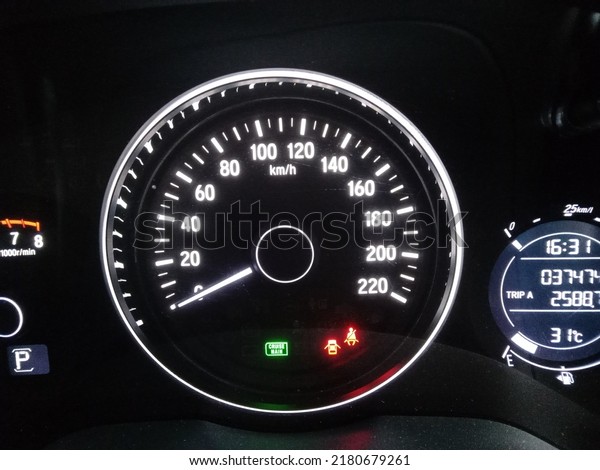 the appearance of the HRV\
car speedometer screen when the car is on. If there is an\
inscription on cruise main, just press the button on the driver\'s\
steering wheel.