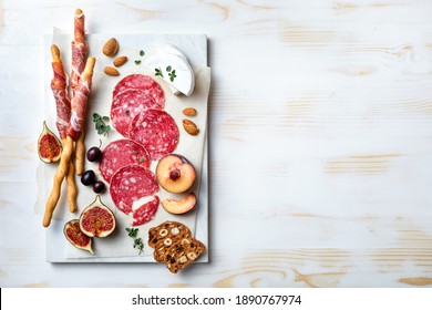 Aperitiftisch mit italienischen Antipasti-Snacks. Brushetta oder authentische traditionelle spanische Tapas-Set, Käse- und Fleischsorte auf Holzhintergrund. Draufsicht, flacher Hintergrund