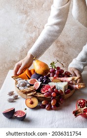 Aperitif mit italienischen Antipasti-Snacks oder authentischen traditionellen spanischen Tapas-Set. Herbstfrüchte, Käse und Fleischsorte. 