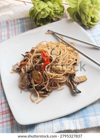 Appetizing Spaghetti Aglio e Olio, made with finest selected ingredients. Fresh mushroom enchance the flavor of the spaghetti, make it richer, more delicious, and trully satisfying.