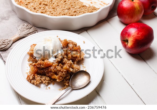 apple crumble with ice\
cream